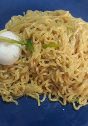 A picture of Noddles with spring onion and egg.