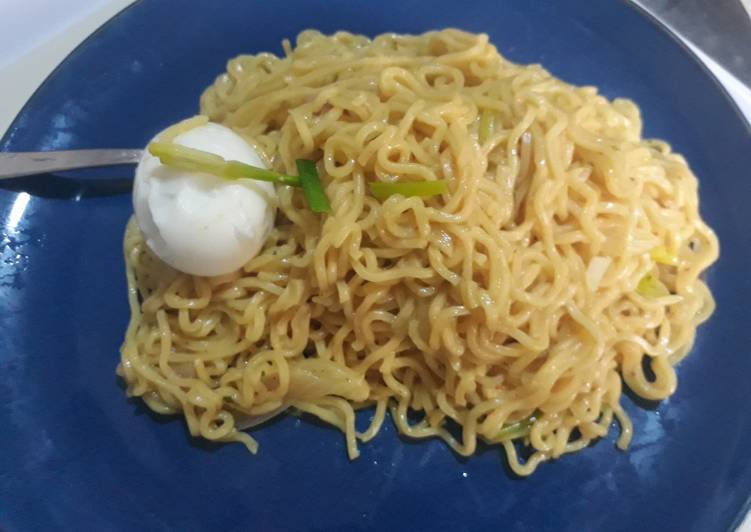 Noddles with spring onion and egg