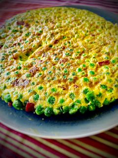 Una foto de Tortilla de guisantes frescos y jamón ibérico