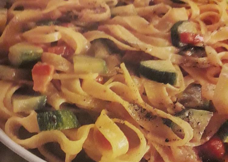 Tagliatelle con zucchine e pancetta