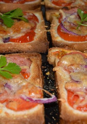 A picture of Pizza Bread.