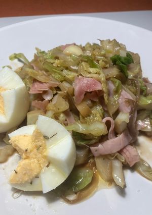 Una foto de Wok de repollo, al estilo oriental, improvisado!!