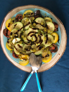 Une photo de Salade tomates 🍅 concombre 🥒