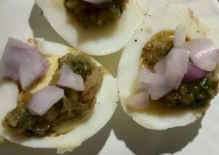 Boiled eggs with green chutney and onion