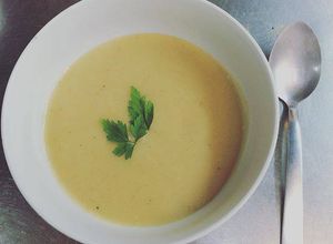 Una foto de Crema de camarón y pescado