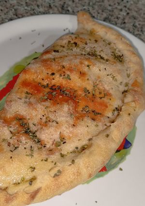 Una foto de Calzone relleno de tomates y jamón dulce