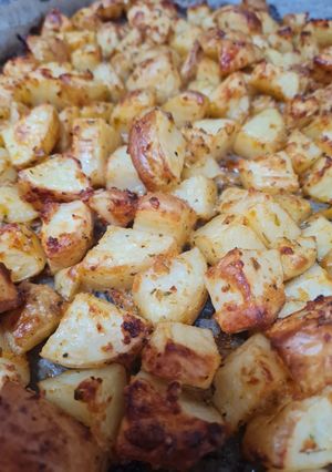 Ropogós parmezános-fokhagymás burgonya recept fotója