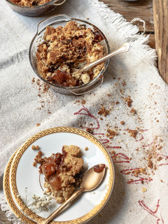 Una foto de Crumble de manzana y pasas