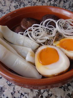 Una foto de Sopa de fideos soba con setas y calamares