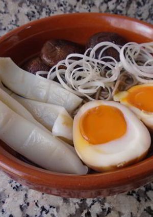 Una foto de Sopa de fideos soba con setas y calamares