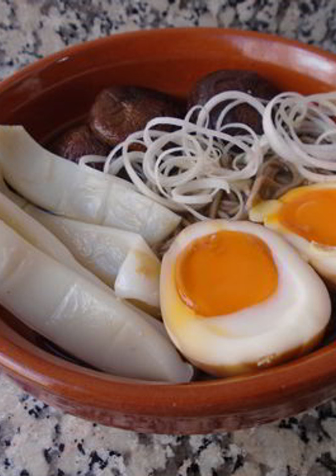 Una foto de Sopa de fideos soba con setas y calamares