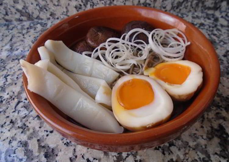 Sopa de fideos soba con setas y calamares