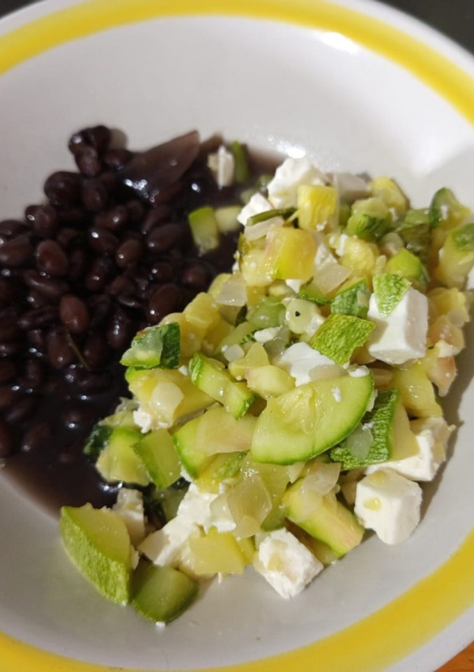 Una foto de Calabacitas con queso panela