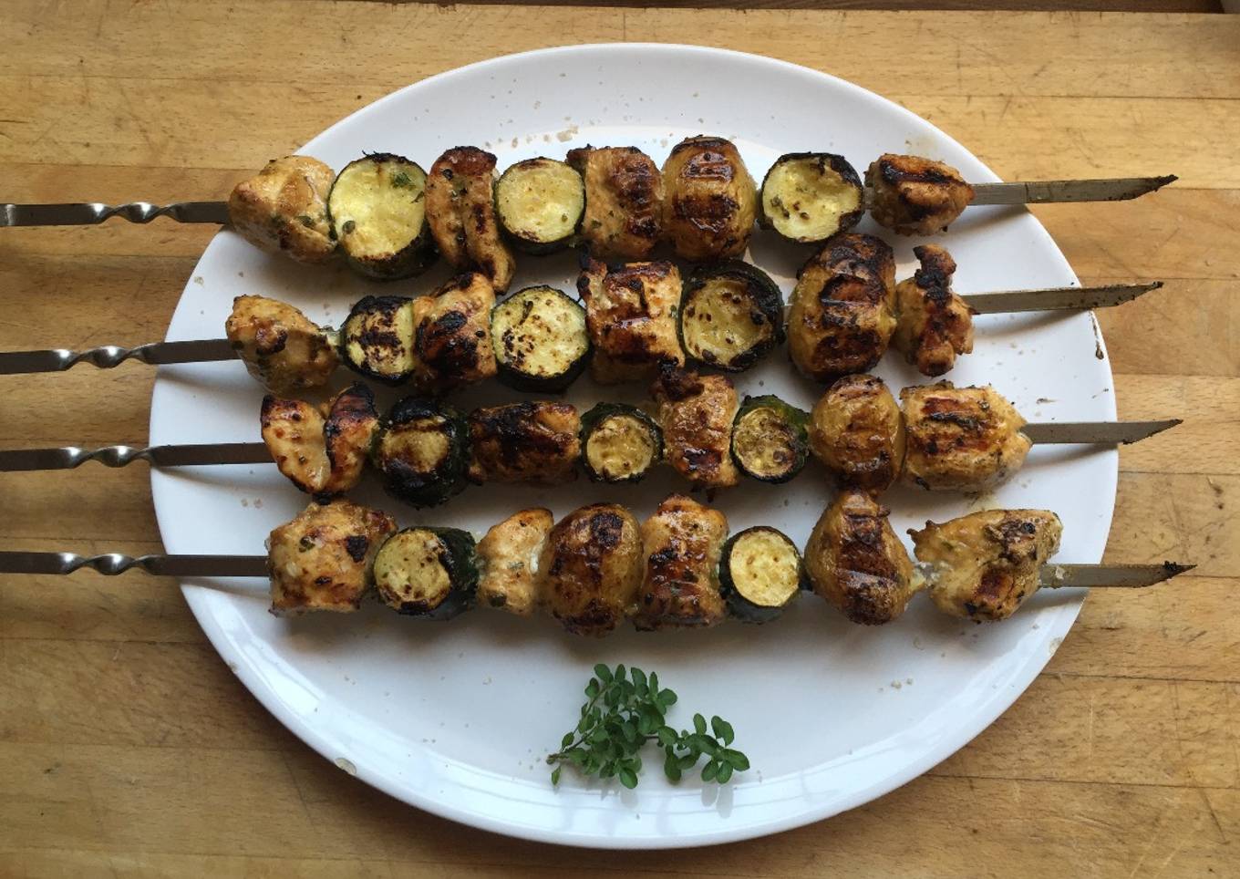 Brochetas veraniegas de pollo, calabacín y patata
