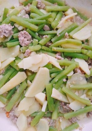 Hình của món Thịt xào đậu que khoai tây (Eat clean) ăn kèm canh chua và cơm.