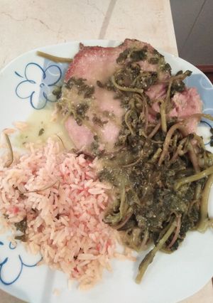 Una foto de Chuleta en Chile verde y verdolagas