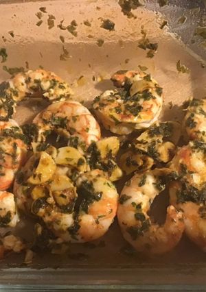 Une photo de Gambas rouges sauvages grillées / marinées citron ail et persil