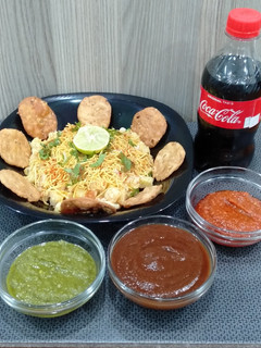 આલુ પાપડી ચાટ (Aloo Papdi Chaat Recipe In Gujarati) રેસીપી મુખ્ય ફોટો