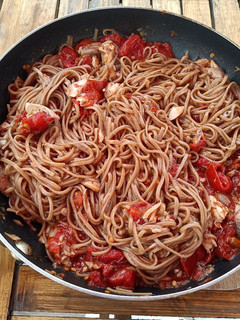 Foto principal de Noodles con caballa y tomate asado
