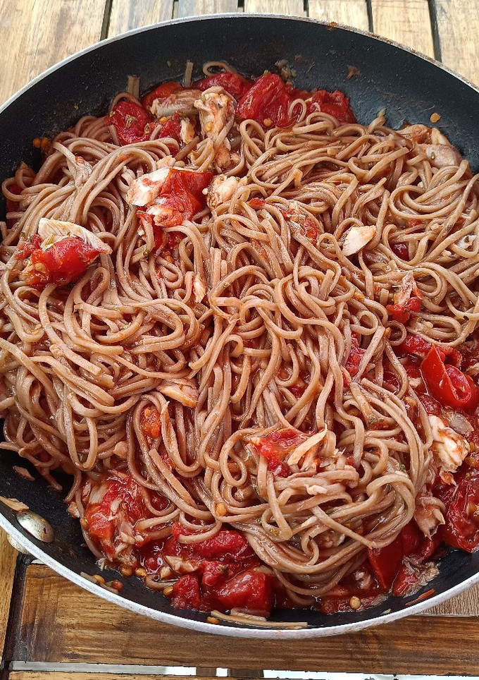 Una foto de Noodles con caballa y tomate asado