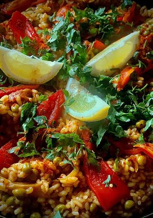 Zdjęcie przepisu Paella z chorizo i kurczakiem zero waste.