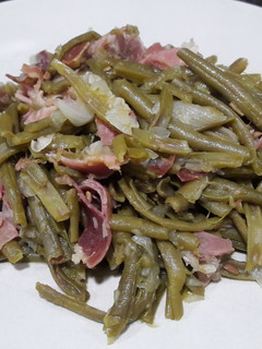 Una foto de Judías verdes con cebolla y jamón serrano