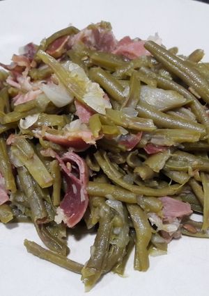 Una foto de Judías verdes con cebolla y jamón serrano