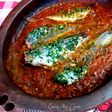 Tajine de chicharros bañados en ajos, cilantro y perejil fresco