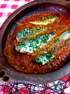 Una foto de Tajine de chicharros bañados en ajos, cilantro y perejil fresco