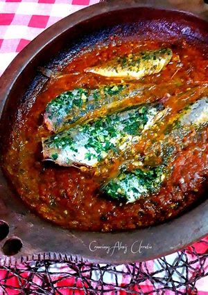 Una foto de Tajine de chicharros bañados en ajos, cilantro y perejil fresco