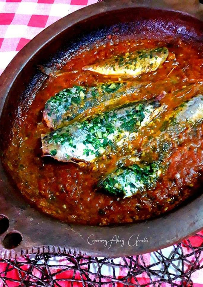 Una foto de Tajine de chicharros bañados en ajos, cilantro y perejil fresco