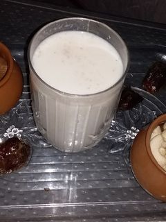 ખજૂર દૂધ(Khajur Milk Recipe in Gujarati) રેસીપી મુખ્ય ફોટો