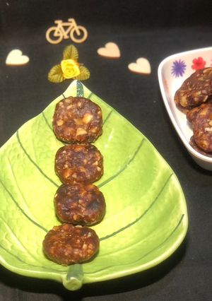 ખજૂર પાક (Khajoor Paak Recipe In Gujarati) રેસીપી મુખ્ય ફોટો