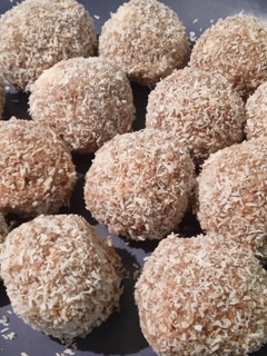 Una foto de Trufas de banana, coco y avena 🍌🥥