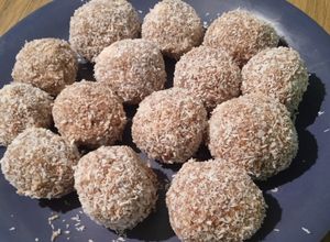 Una foto de Trufas de banana, coco y avena 🍌🥥