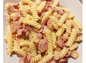 Une photo de Fusilli à la carbonara ~ à l'italienne