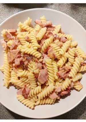 Une photo de Fusilli à la carbonara ~ à l'italienne