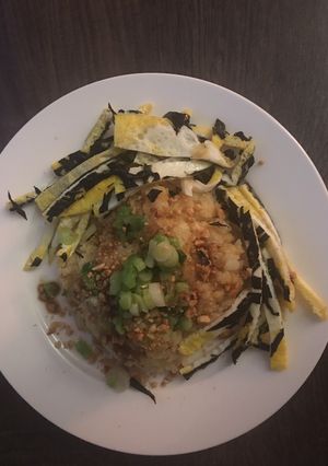 A picture of Green bean sweet rice w/ egg plus seaweed.