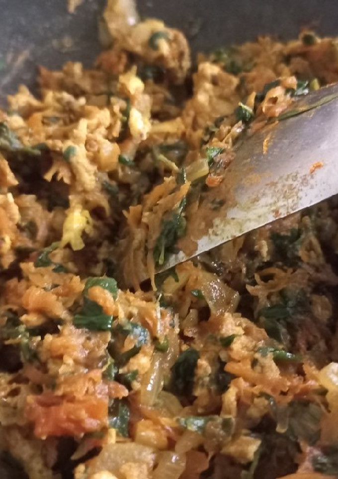 வெங்காயத்தாள் மூக்கிரட்டை கீரை முட்டை பொறியல்(spring onion mookkirattai keerai poriyal recipe) செய்முறை முக்கிய புகைப்படம்