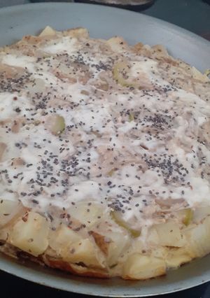 Una foto de Tortilla de papa sin freír con zucchini y cebolla