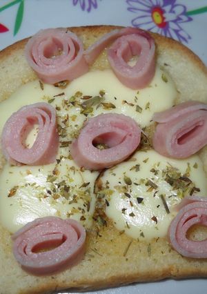 Una foto de Queso ranchero y rulos de jamón sobre tostadas enmantecadas