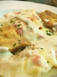 Una foto de Raviolis con alcachofas a la crema de queso