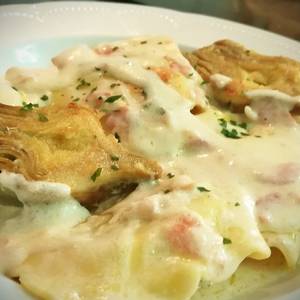 Raviolis con alcachofas a la crema de queso