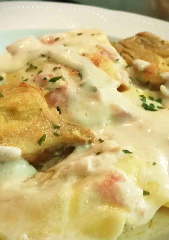 Una foto de Raviolis con alcachofas a la crema de queso