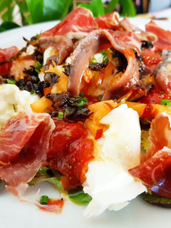 Una foto de "Caprese" Mar y Montaña con tomates, olivada y jamón🔥🔥🔥