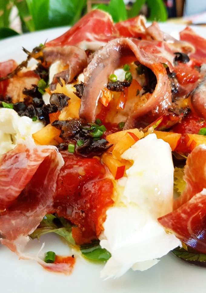 Una foto de "Caprese" Mar y Montaña con tomates, olivada y jamón🔥🔥🔥
