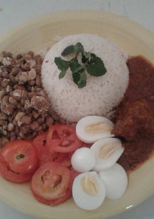 A picture of White rice and beans.