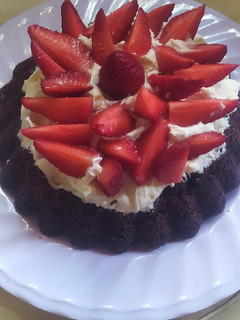 Una foto de Brownie Con Crema De Queso Y Frutillas Para Mamá ❤️