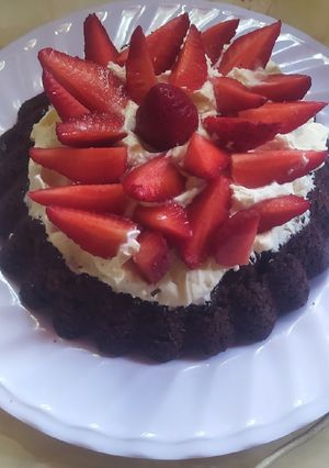 Una foto de Brownie Con Crema De Queso Y Frutillas Para Mamá ❤️
