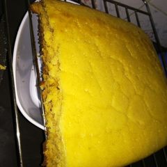 A picture of Simple double sided pan sponge cake.